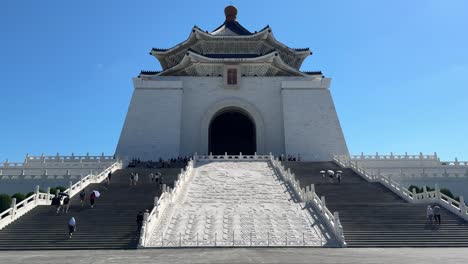 Besucher-Steigen-Die-Treppe-Hinauf-Und-Genießen-Den-Architektonischen-Blick-Auf-Die-Berühmte-Chiang-Kai-shek-Gedenkhalle-In-Taipeh,-Taiwan