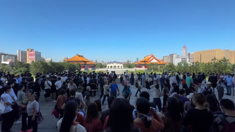 Szene-Mit-Touristen,-Die-Vor-Dem-Eingang-Der-Chiang-Kai-shek-Gedenkhalle,-Einem-Nationaldenkmal-In-Taipeh,-Taiwan,-Spazieren