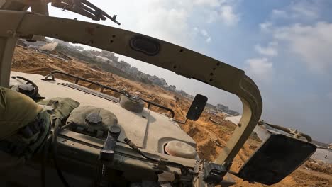 POV-Aus-Einem-Jeep-Der-IDF-Armee,-Der-Durch-Den-Gazastreifen-Fährt,-Um-Die-Hamas-Gruppe-Zu-Zerstören