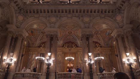 Touristen-Und-Pariser-Fotografieren-Im-Palais-Garnier