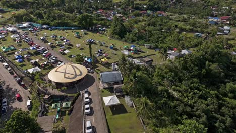 Memorial-Park-In-Surigao-City,-Philippinen,-Während-Allerseelen-Ein-Belebtes-Feld-Mit-Autos-Und-Pavillons-Zeigt,-Die-Für-Feiern-Und-Versammlungen-Bereit-Sind