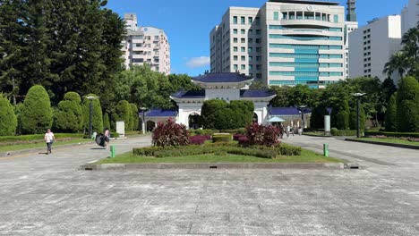Menschen-Laufen-Durch-Den-Offenen-Park-Der-Chiang-Kai-shek-Gedenkhalle-Und-Vor-Dem-Hintergrund-Des-„Tors-Der-Großen-Frömmigkeit“-In-Taipeh,-Taiwan