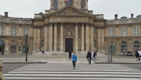 Die-Mazarine-Bibliothek-Ist-Als-Museum-Klassifiziert-Und-Die-älteste-öffentliche-Bibliothek-In-Paris-Und-Ganz-Frankreich,-Die-Von-Kardinal-Mazarin-Gegründet-Wurde