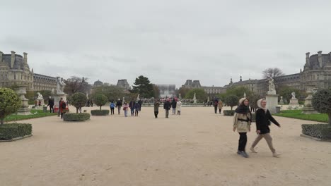 Parisinos-Caminando-En-El-Jardín-De-La-Place-Du-Carrusel-Cerca-Del-Palacio-Del-Louvre