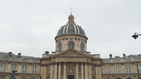 Die-Mazarine-Bibliothek-Gilt-Als-Eines-Der-Historischen-Museen-In-Paris