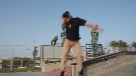 Weitwinkelaufnahme-Eines-Jungen-Mannes,-Der-Skateboard-Tricks-Im-Skatepark-An-Einem-Touristenort-Vorführt