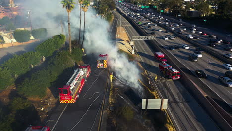 Die-Feuerwehr-Von-Los-Angeles-Arbeitet-Am-Santa-Monica-Freeway-–-Luftaufnahme