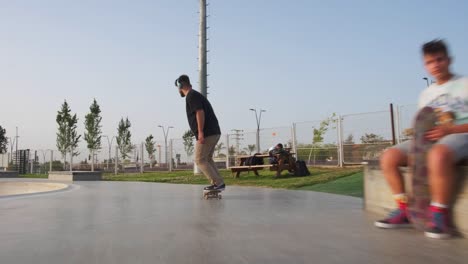 Junger-Erwachsener-Mann,-Der-Skateboard-Tricks-Im-Skatepark-Vorführt