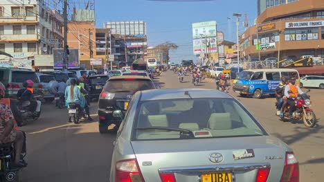 Kampala,-Uganda,-Afrika-–-23.-August-2023:-Das-Fahrchaos-Auf-Den-Belebten-Straßen-Der-Stadt-Kampala,-Uganda