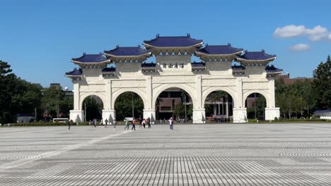 Besucher-Gehen-Spazieren-Und-Machen-Fotos-Vom-„Liberty-Square-Arch“-Oder-„Freedom-Square“-Bauwerk-In-Der-Chiang-Kai-shek-Gedenkhalle-In-Taipeh,-Taiwan