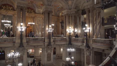 Menschen-Fotografieren-Auf-Den-Balkonen-Der-Großen-Treppe-Des-Palais-Garnier