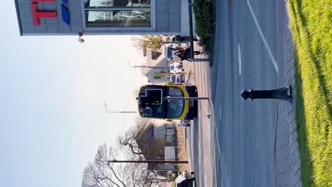 Notfallszene-Mit-Busunfall-In-Dublin-Im-Rush-County,-Irland-|-Vertikales-Video