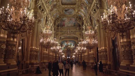 Das-Große-Foyer-Des-Palais-Garnier-Wurde-Als-Salon-Für-Die-Pariser-Gesellschaft-Konzipiert