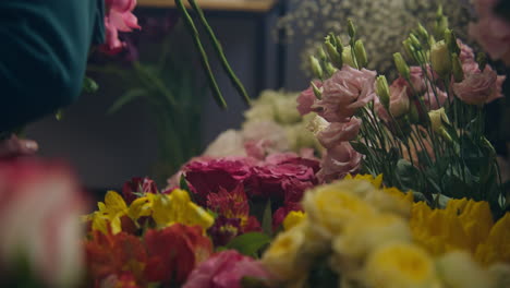 Männlicher-Florist-Sammelt-Blumenstrauß-Für-Vertikale-Aufnahme-Des-Kunden
