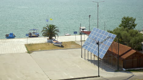 Neben-Dem-Haus-Sind-Sonnenkollektoren-Befestigt,-Im-Hintergrund-Ist-Ein-Ruhiges-Meer-Zu-Sehen