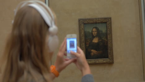 Frau-Mit-Handy-Fotografiert-Mona-Lisa-Im-Louvre