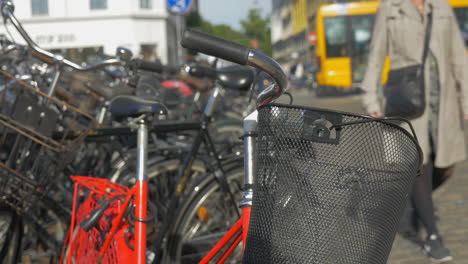 Bicicletas-Con-Cestas-Estacionadas-En-La-Calle