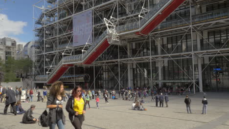 Queue-at-the-entrance-of-Pompidou-Centre-in-Paris