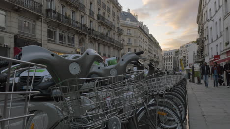 Row-of-parked-bicycles-in-Paris-street
