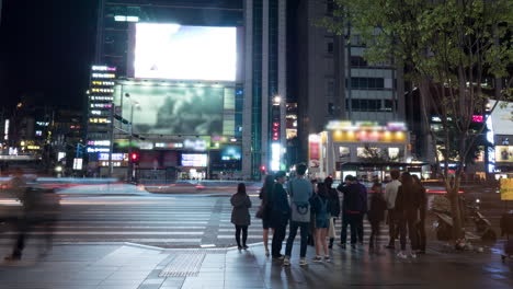 Zeitraffer-Von-Fußgängern-Auf-Einem-Zebrastreifen-In-Der-Nacht-In-Seoul,-Südkorea
