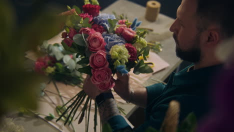 Männlicher-Florist-Sammelt-Blumenstrauß-Für-Vertikale-Aufnahme-Des-Kunden