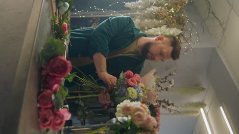 Florist-Sammelt-Blumenstrauß-Und-Blickt-In-Die-Kamera