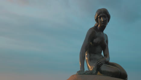 La-Pequeña-Estatua-De-La-Sirena-En-El-Fondo-Del-Cielo