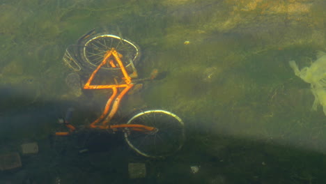 Fahrrad-Auf-Dem-Grund-Eines-Schmutzigen-Teichs