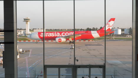 Plane-of-AirAsia-moving-on-the-runway
