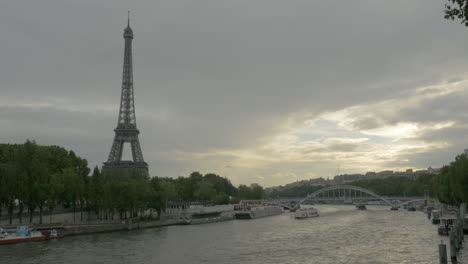 Timelapse-shot-of-ship-traffic-on-Seine-River-in-Paris