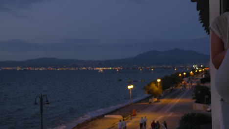 An-Der-Küste-Der-Stadt-Perea-Griechenland-Auf-Abendlichen-Straßen-Gehende-Menschen