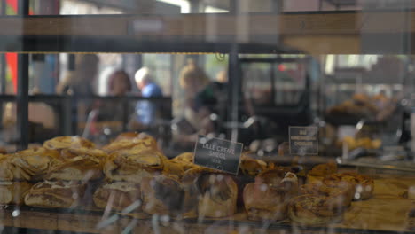 Delicious-buns-in-the-bakery-show-window
