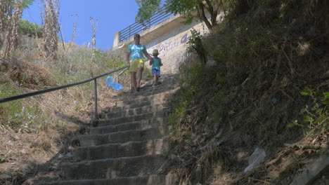 En-La-Ciudad-De-Perea-Grecia-En-El-Parque-Bajando-Las-Escaleras-Padre-Con-Su-Hijo