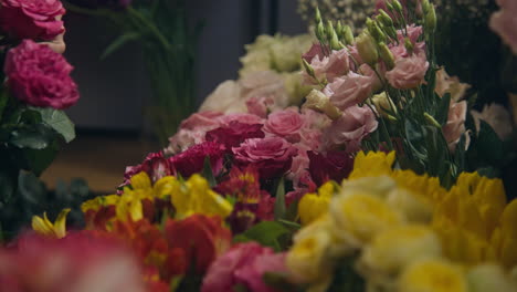 Männlicher-Florist-Sammelt-Blumenstrauß-Für-Kunden-Im-Blumenladen