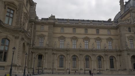 Großes-Äußeres-Des-Louvre-Palastes