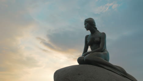 Meerjungfrauenstatue-Vor-Dem-Himmel,-Wahrzeichen-Von-Kopenhagen