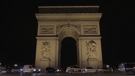 Night-shot-of-Arc-de-Triomphe-and-car-traffic-in-Paris