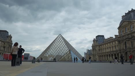 Subiendo-A-La-Pirámide-Del-Louvre