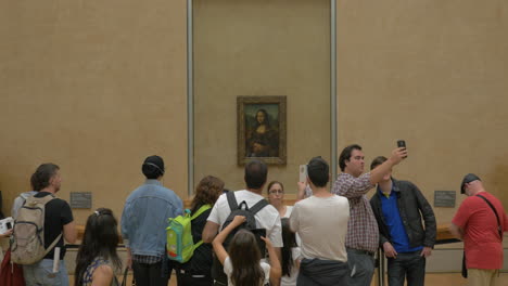 Menschen-Betrachten-Mona-Lisa-Von-Leonardo-Da-Vinci-Im-Louvre