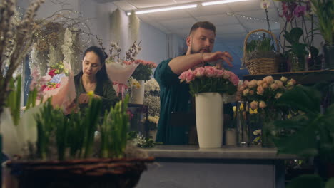 Der-Männliche-Florist-Zählt-Die-Blumen-In-Der-Vase-Und-Nimmt-Die-Bestellung-Per-Tablet-Entgegen