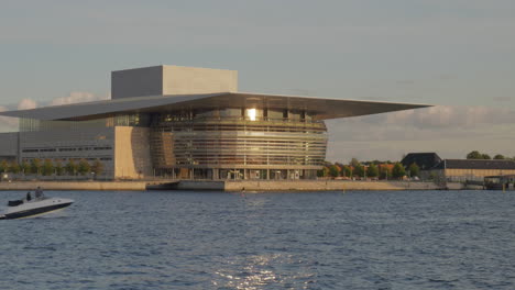 Das-Kopenhagener-Opernhaus-Am-Ufer