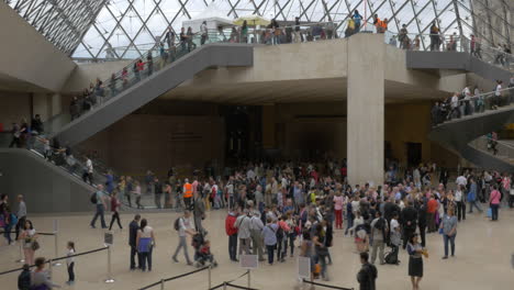 Timelapse-Del-Tráfico-De-Personas-En-El-Vestíbulo-De-Entrada-De-La-Pirámide-Del-Louvre