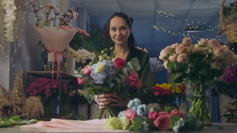 Die-Floristin-Hält-Einen-Schönen-Blumenstrauß-In-Den-Händen