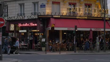 Parisian-street-with-outdoor-cafes