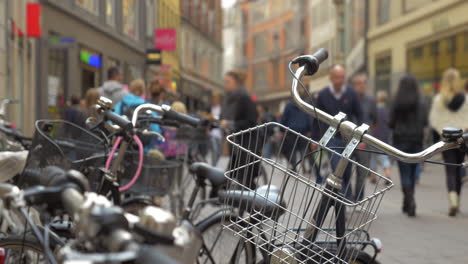 Abgestellte-Fahrräder-Und-überfüllte-Stadtstraße