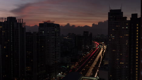 Zeitrafferaufnahme-Des-Stadtbildes-Mit-Wolkenkratzern-Und-Industriesmog-Unter-Der-Stadt-Im-Hintergrund-Bangkok,-Thailand