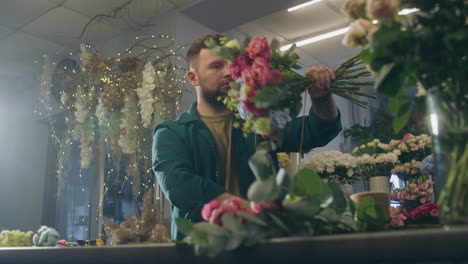 Florist-Unternehmer-Bindet-Einen-Strauß-Frischer-Blumen
