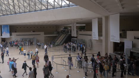Besucher-In-Der-Unterirdischen-Halle-Der-Louvre-Pyramide