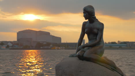 Die-Statue-Der-Kleinen-Meerjungfrau-Bei-Sonnenuntergang