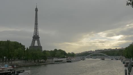 Pariser-Szene-Mit-Eiffelturm-Und-Seineufer